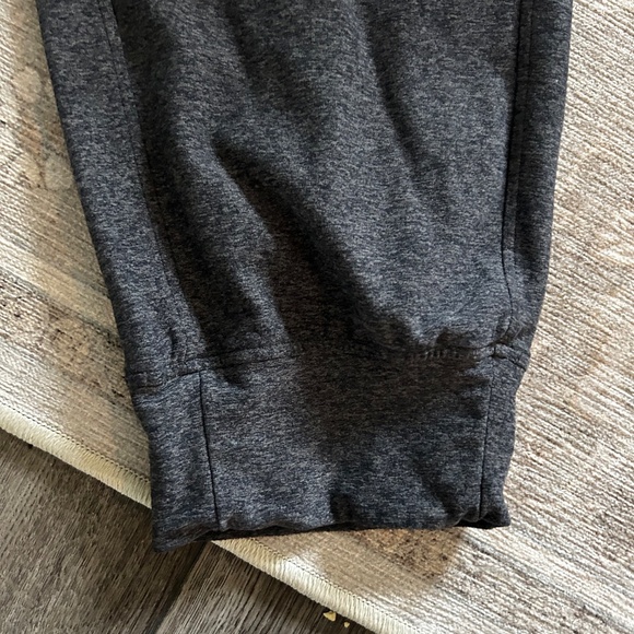 Lululemon cropped joggers - Picture 2 of 4